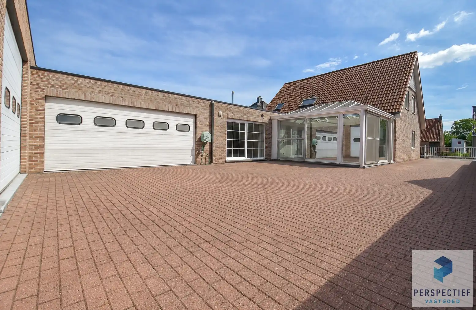 Unieke villa met dubbele garage en opslagplaats/ loods in rustige omgeving foto 2