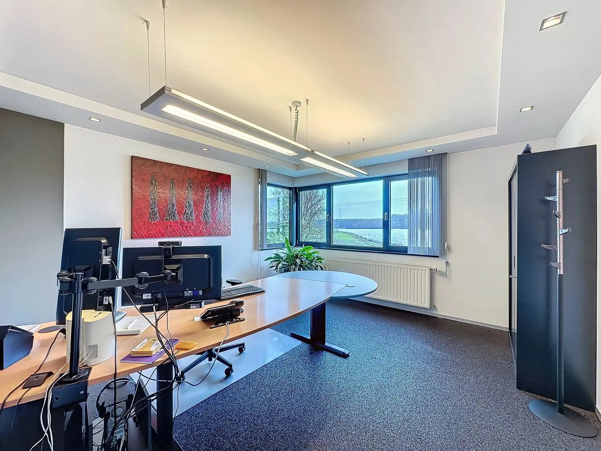 Unieke moderne woning met een dubbele bestemming op een perceel van 29a24ca. foto 22