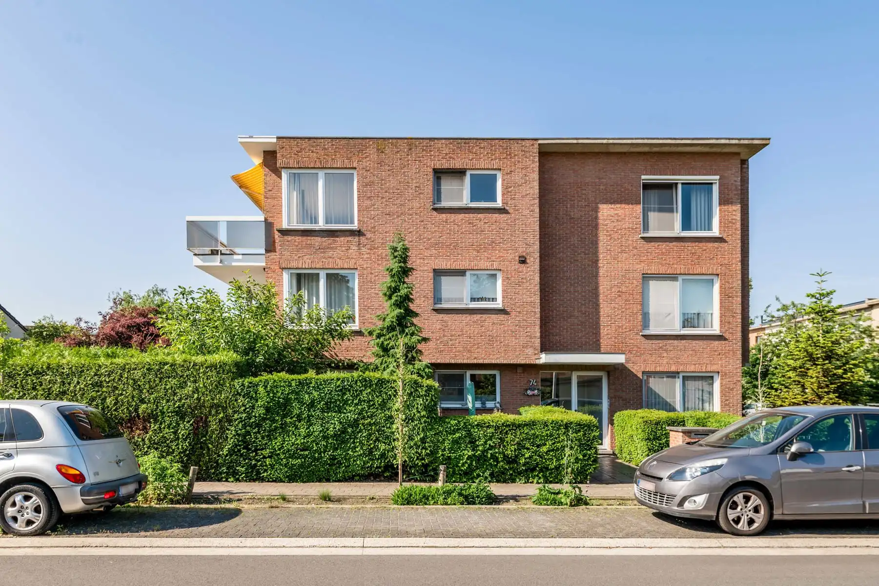 Lichtrijk appartement met garagebox en voorliggende oprit foto 20