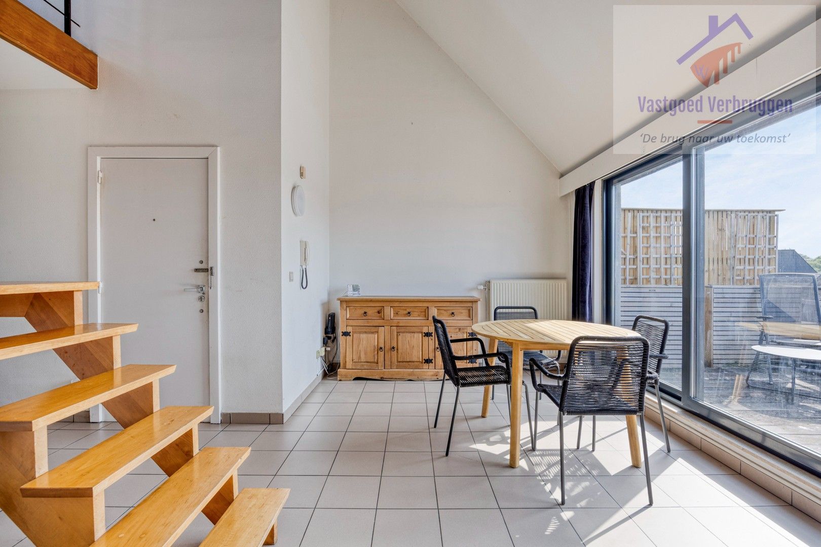 Instapklaar ruim 3 slpk duplex-penthouse met 2 terrassen in centrum van Erembodegem foto 4