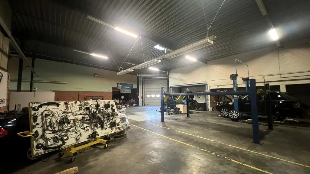 Verwarmd magazijn met kantoren te huur in Industriepark-Drongen foto 3