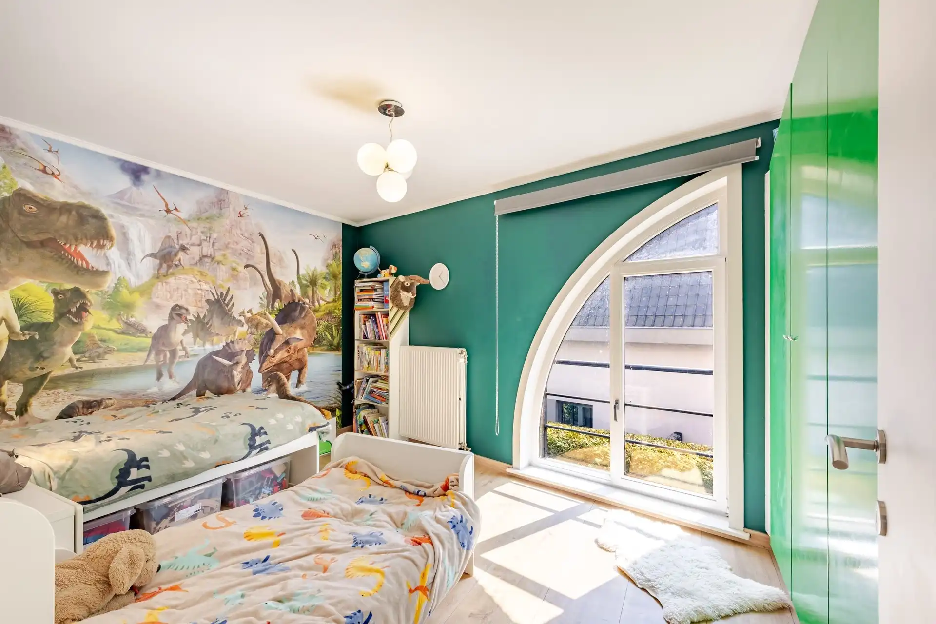 Instapklare en ruime gezinswoning met 5 slaapkamers, zonnige tuin en extra praktijk-/kantoorruimte op topligging te Aalst  foto 24