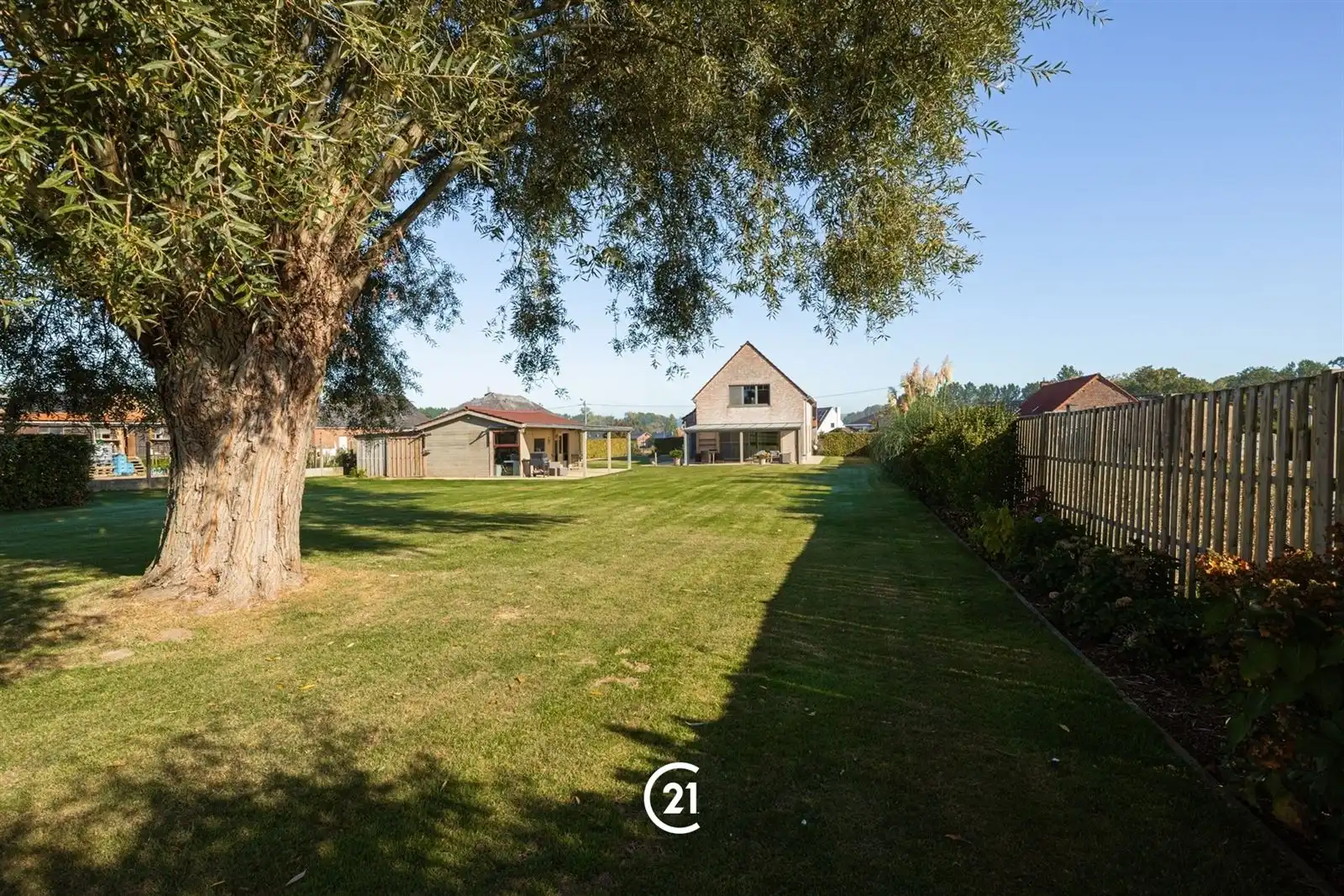 Prachtige, ruime villa (2013) met tuin en weide op +/- 72are foto 19