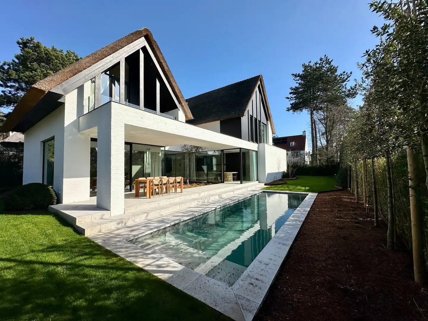 Prachtige nieuwbouwvilla nabij de Royal Zoute Golf. foto {{pictureIndex}}