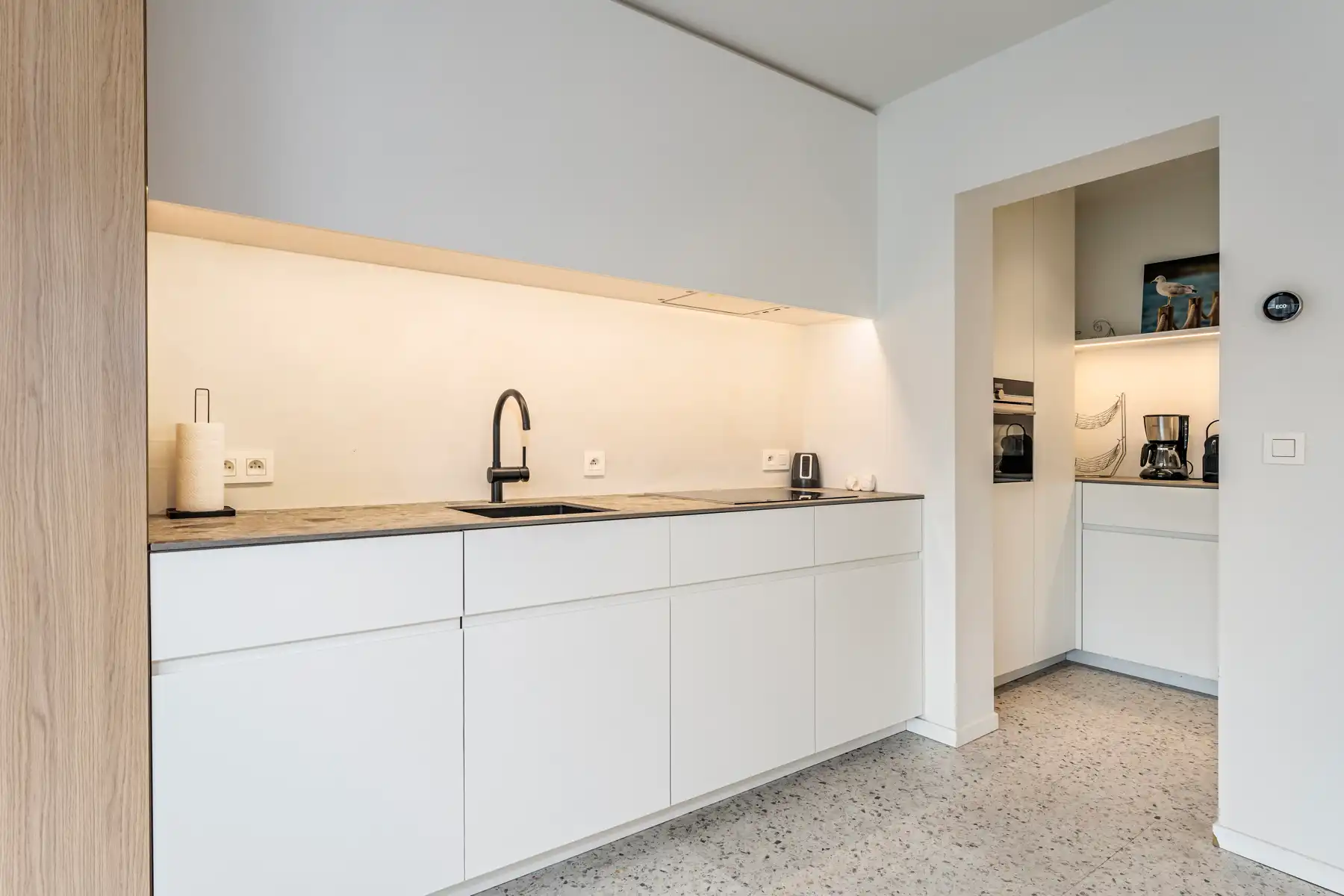 Stijlvol gerenoveerd appartement met zijdelings zeezicht foto 6