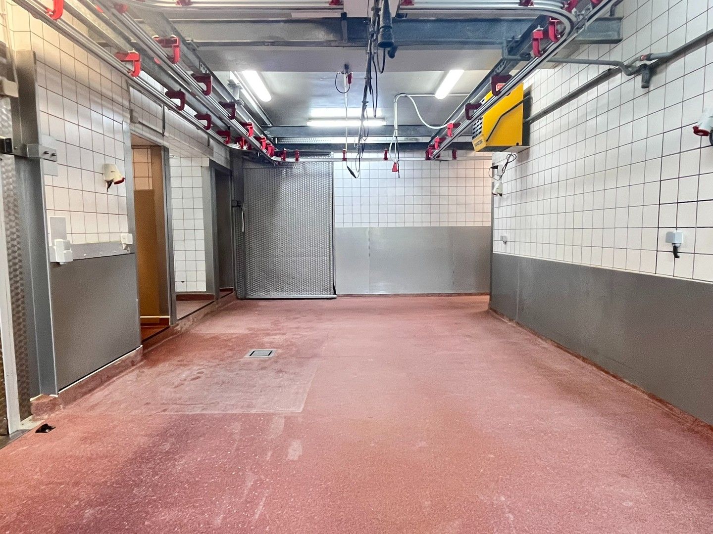 Gelijkvloerse koel- en handelsruimtes met laad- en loskade foto 17