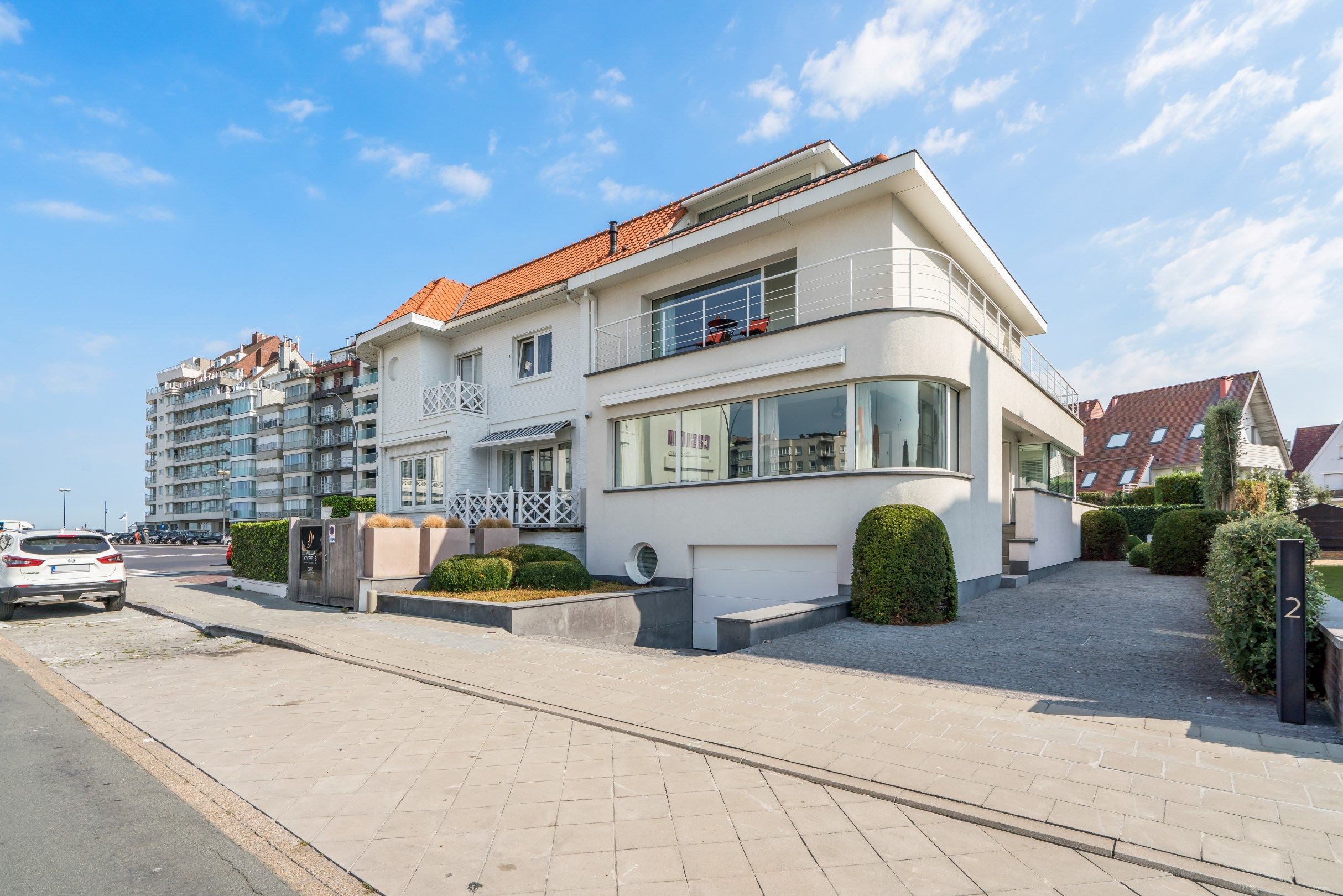 Uitzonderlijke luxueuze afgewerkte koppelvilla met een zeer ruime garage gelegen op nog geen 100 stappen van de zee.  foto 38