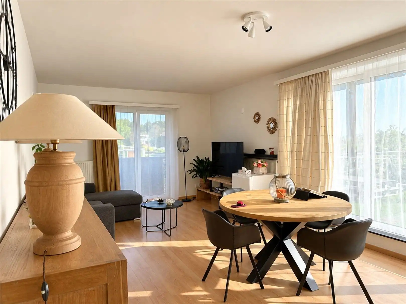 Centraal gelegen appartement met ruim terras en 2 slaapkamers foto 2