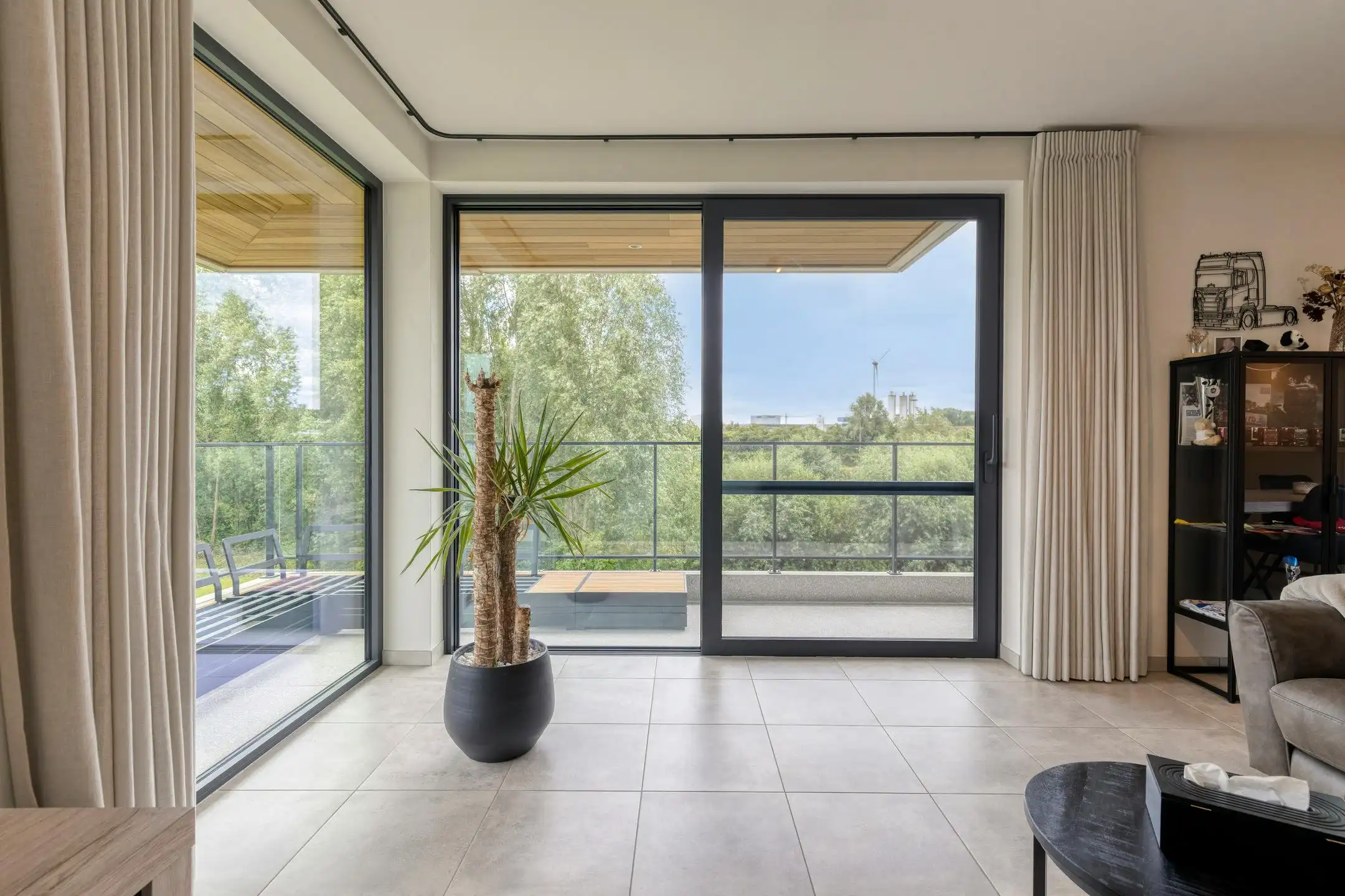 Appartement te koop omgeven door groen en water in Harelbeke foto 2