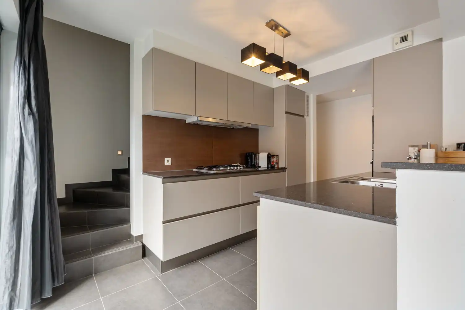 Ruim, modern appartement met huiselijk comfort en dubbele garage in hartje Herderen foto 6