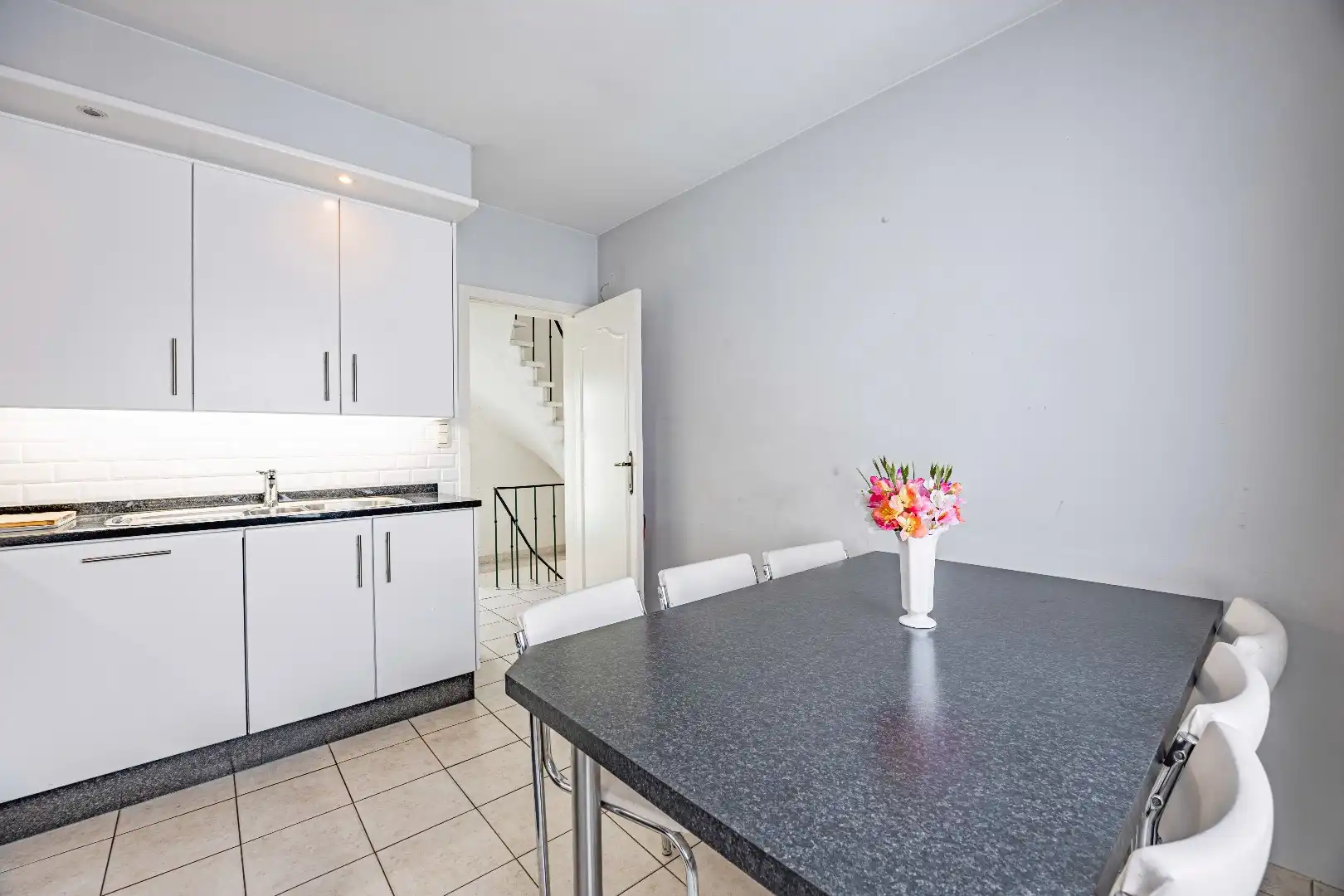 Instapklare, lichtrijke bel-etage woning met ruime garage en terras op centrale ligging foto 9