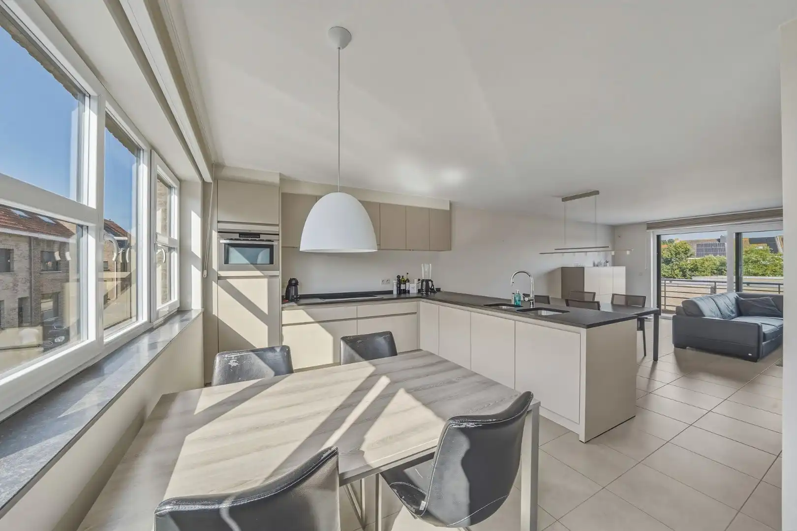 Instapklare recente woning met zeer ruime garage en tuin in Oudenburg foto 8