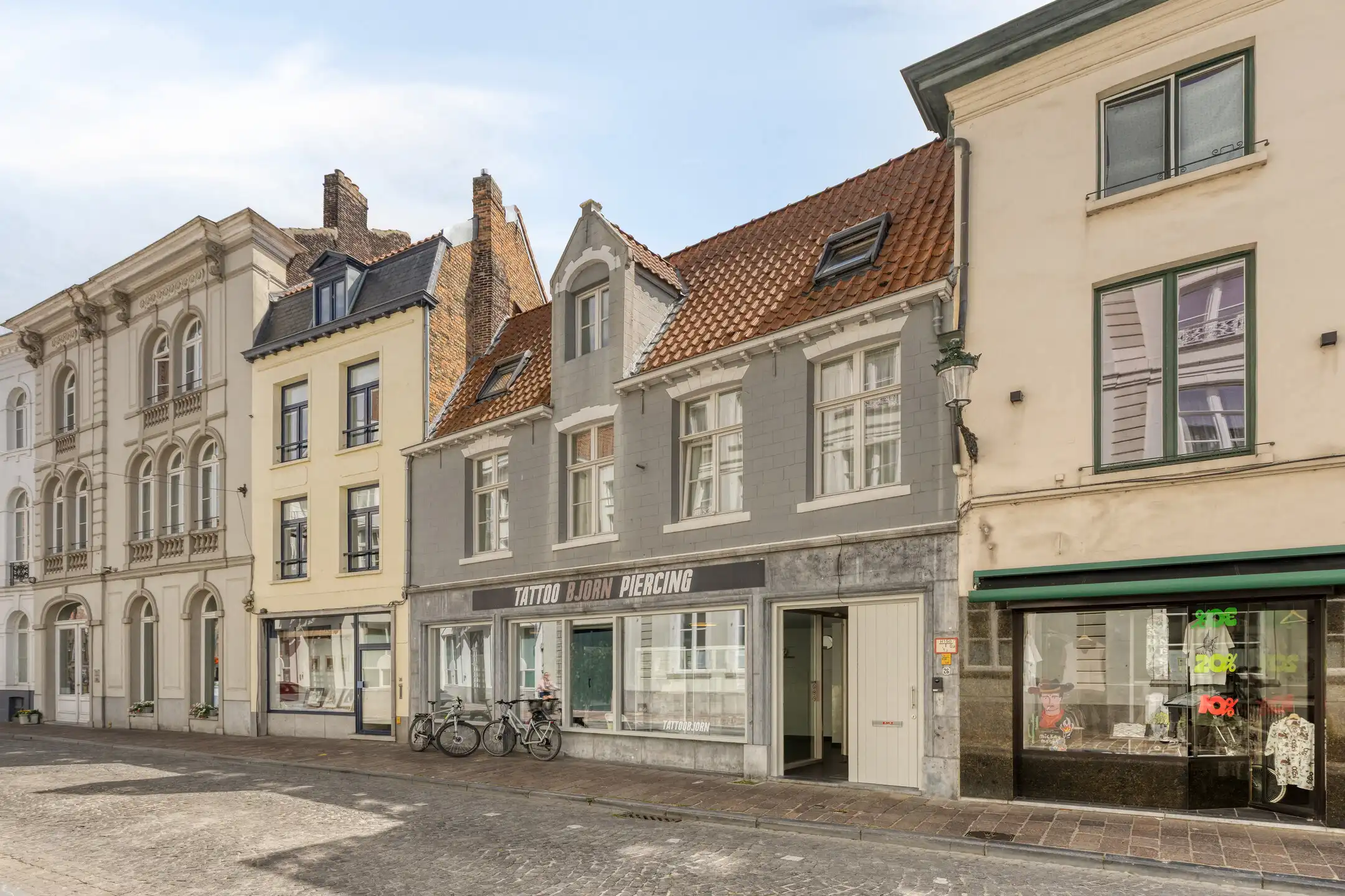 Instapklaar handelshuis op toplocatie in Brugge foto {{pictureIndex}}