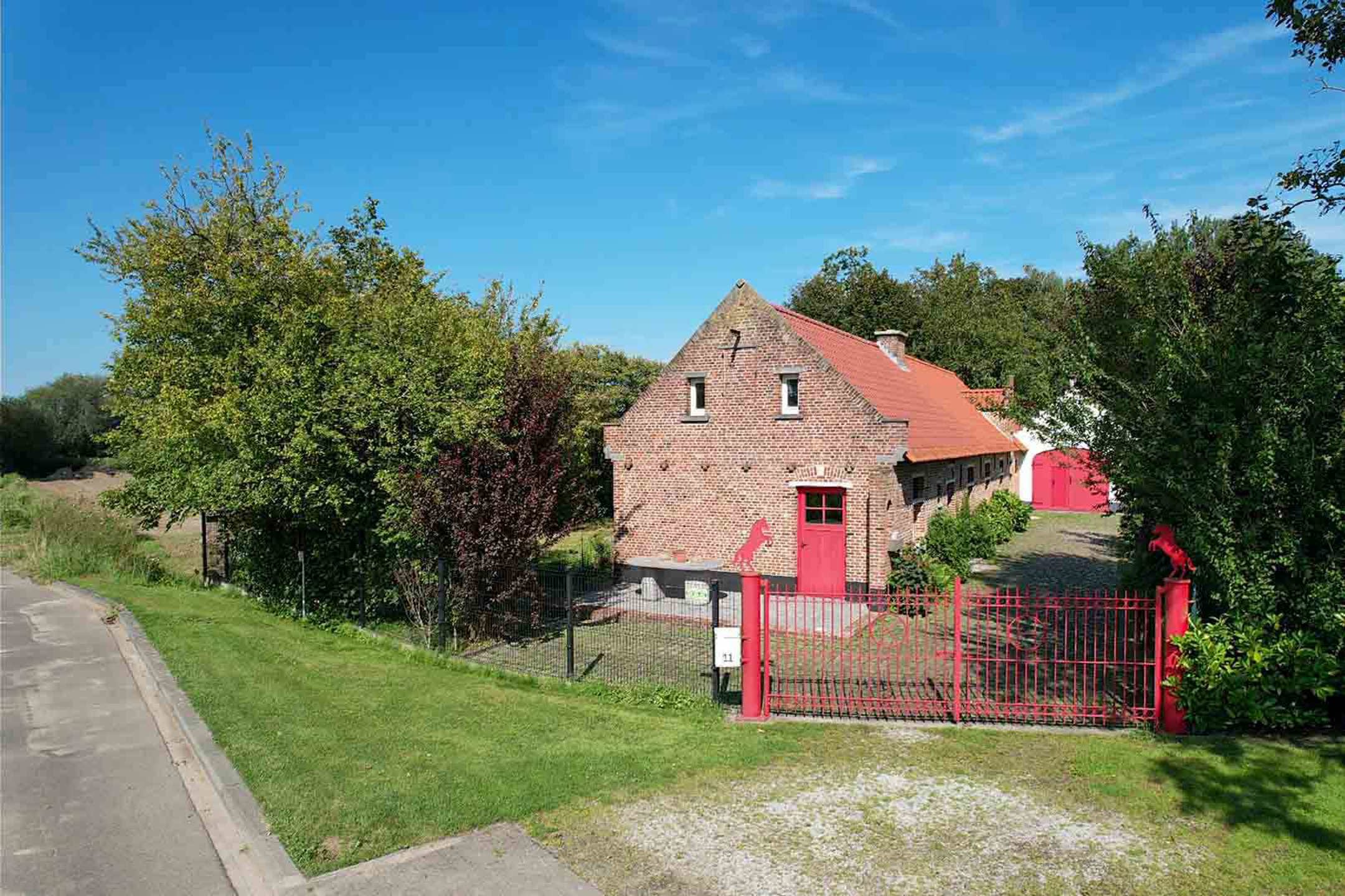 Charmante te renoveren hoeve op 11.690m² met unieke ligging! foto 2