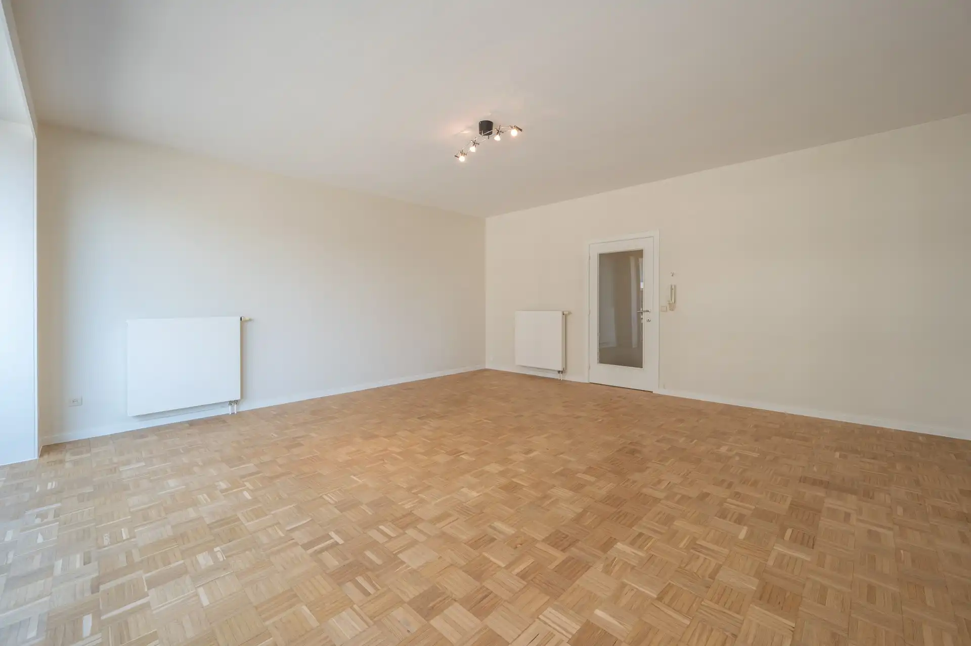 Ongemeubeld: appartement met 2 slaapkamers in een zijstraat van de Zeedijk! foto 3