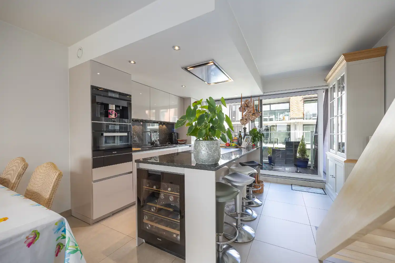 Prachtig recent appartement met 3 slaapkamers, 2 zonneterrassen en optionele privatieve parking in het centrum van Middelkerke foto 9