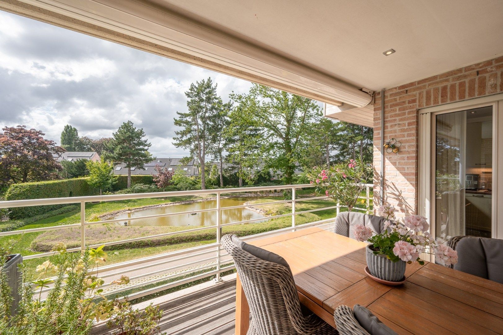 Perfect instapklaar appartement met 2 grote slaapkamers mooie terrassen! foto 5