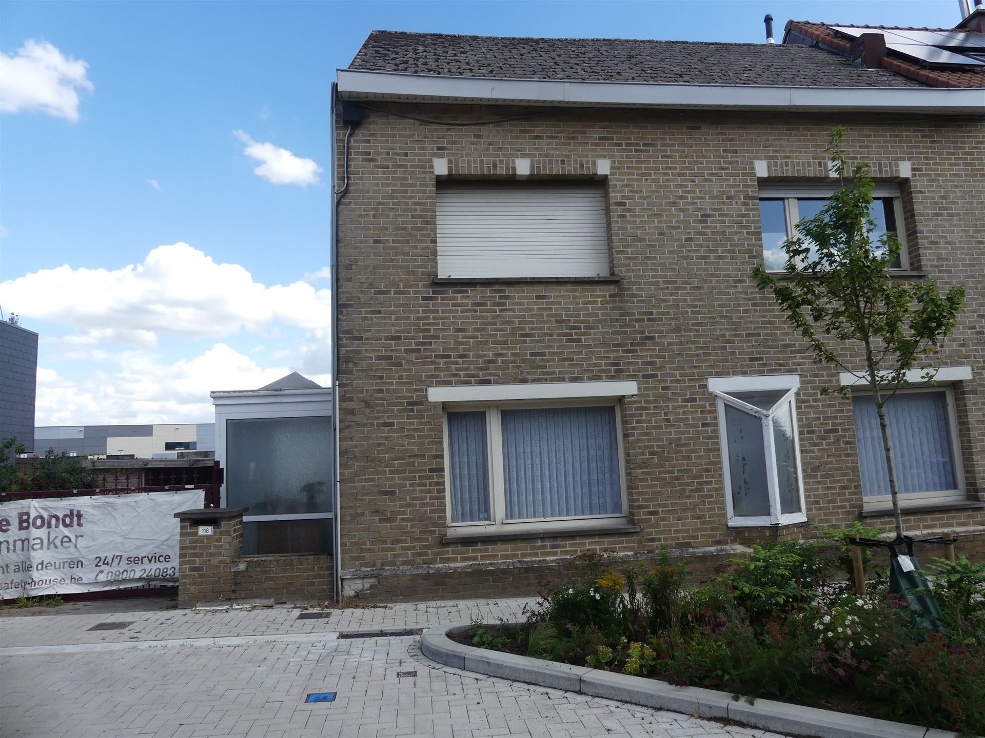Zeer ruime woning met 5 slaapkamers foto {{pictureIndex}}