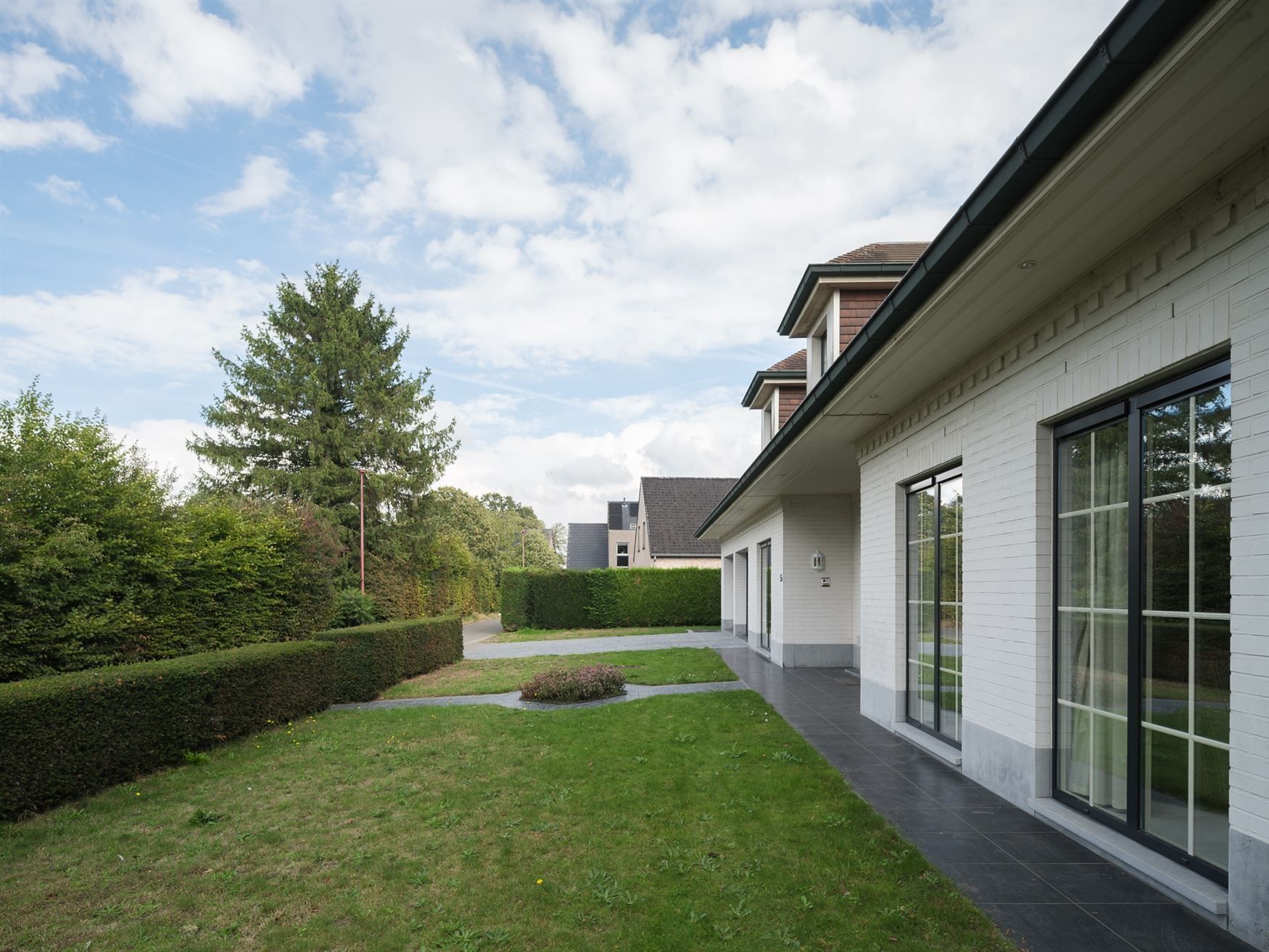 Ruime villa in residentiële, rustige omgeving foto 2
