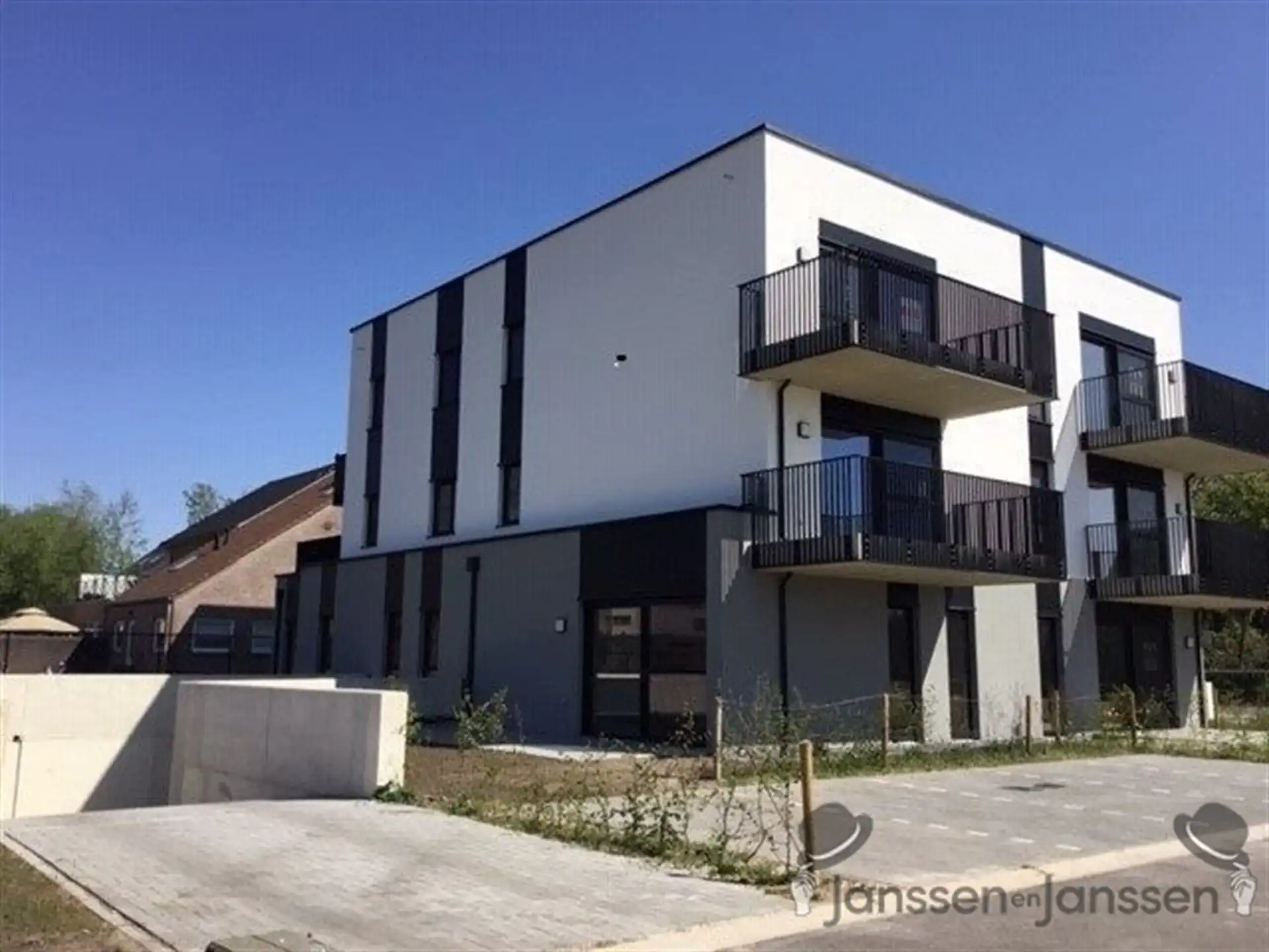 Volledig afgewerkt BEN appartement (2de verd.) met garage foto 4