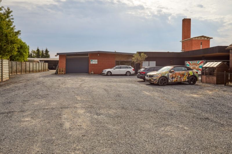 Ingelmunster-ambachtelijke zone. Vernieuwd magazijn met vloeroppervlakte van 800-850m² met oprit en toiletten. Uniek voor stockage en als werkloods. Meteen vrij! foto 4