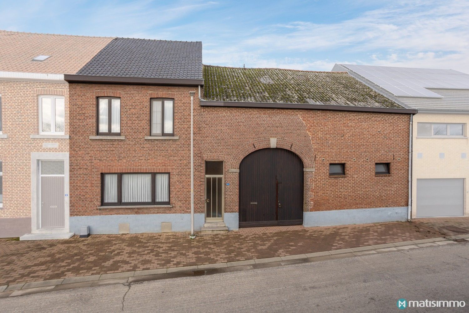 CHARMANTE EENGEZINSWONING MET POORTGEBOUW EN VEEL OPSLAGRUIMTE IN LANDELIJKE OMGEVING VAN HEES (BILZEN) foto 2