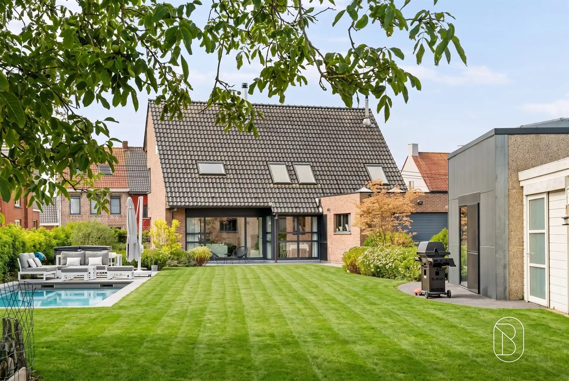 Instapklare woning met zwembad en bijgebouw foto 10