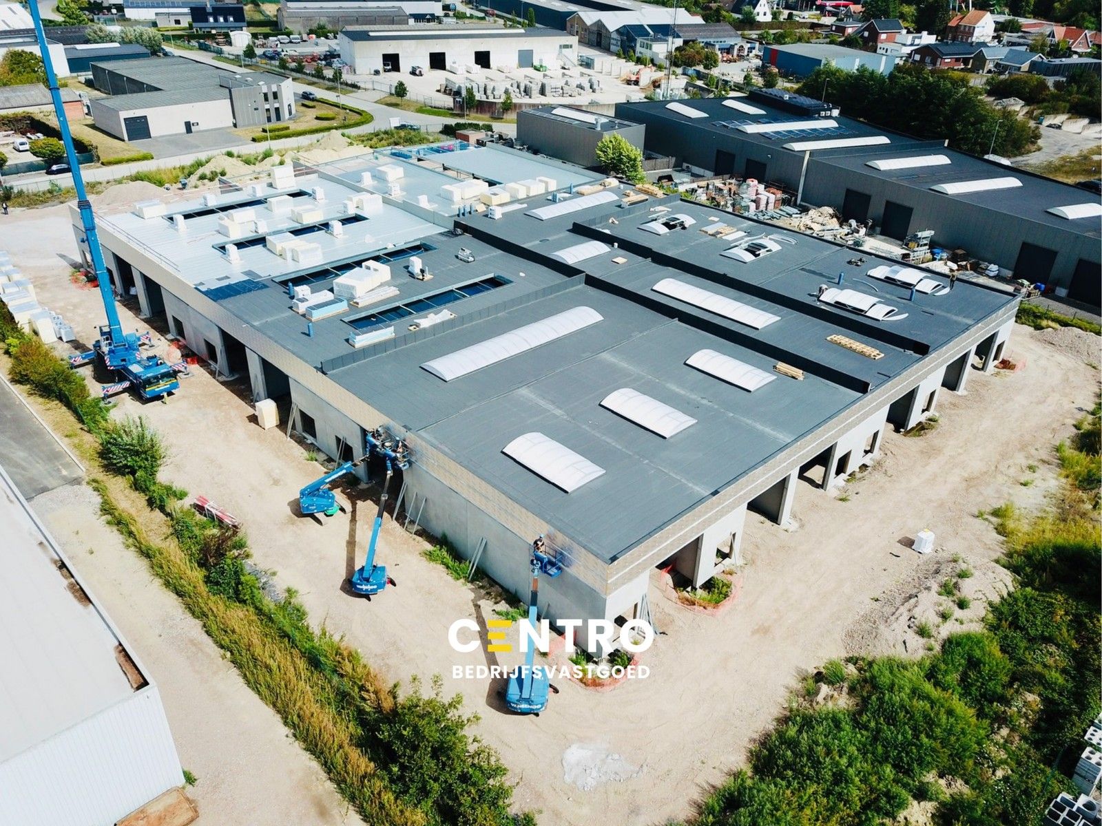 NB MAGAZIJN (235 m²) inclusief 2 private PARKEERPLAATSEN op industriezone te Zedelgem foto {{pictureIndex}}