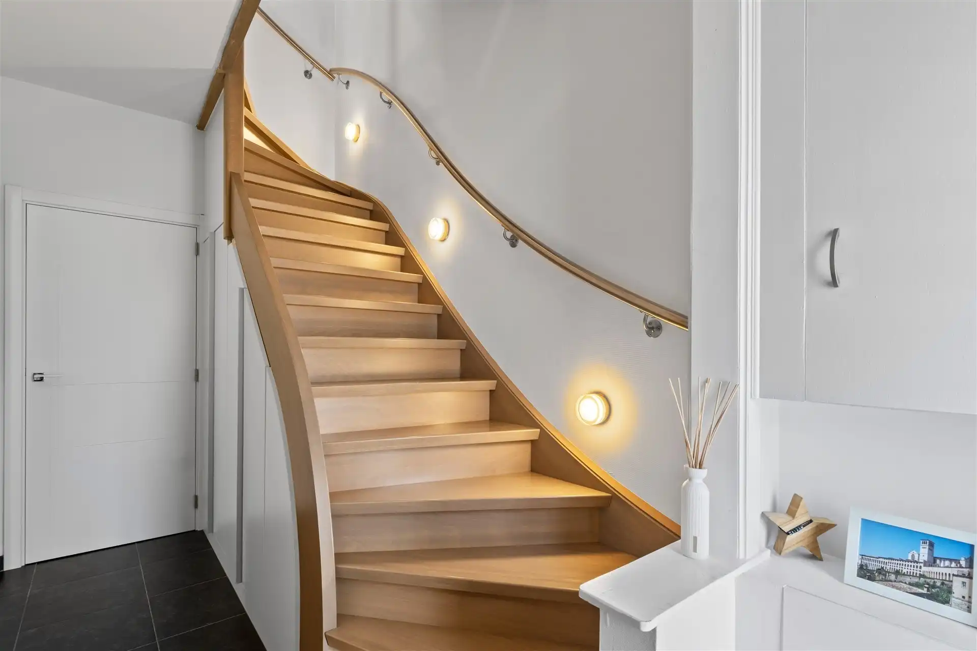 Modern halfopen bebouwing met uniek zicht in een landelijke omgeving. foto 18