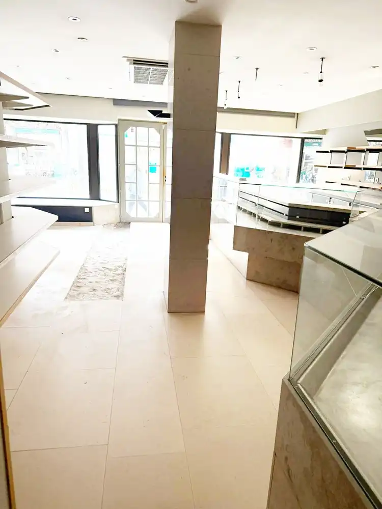 Handelsgebouw met verdiep te huur op topligging in centrum Ninove foto 4