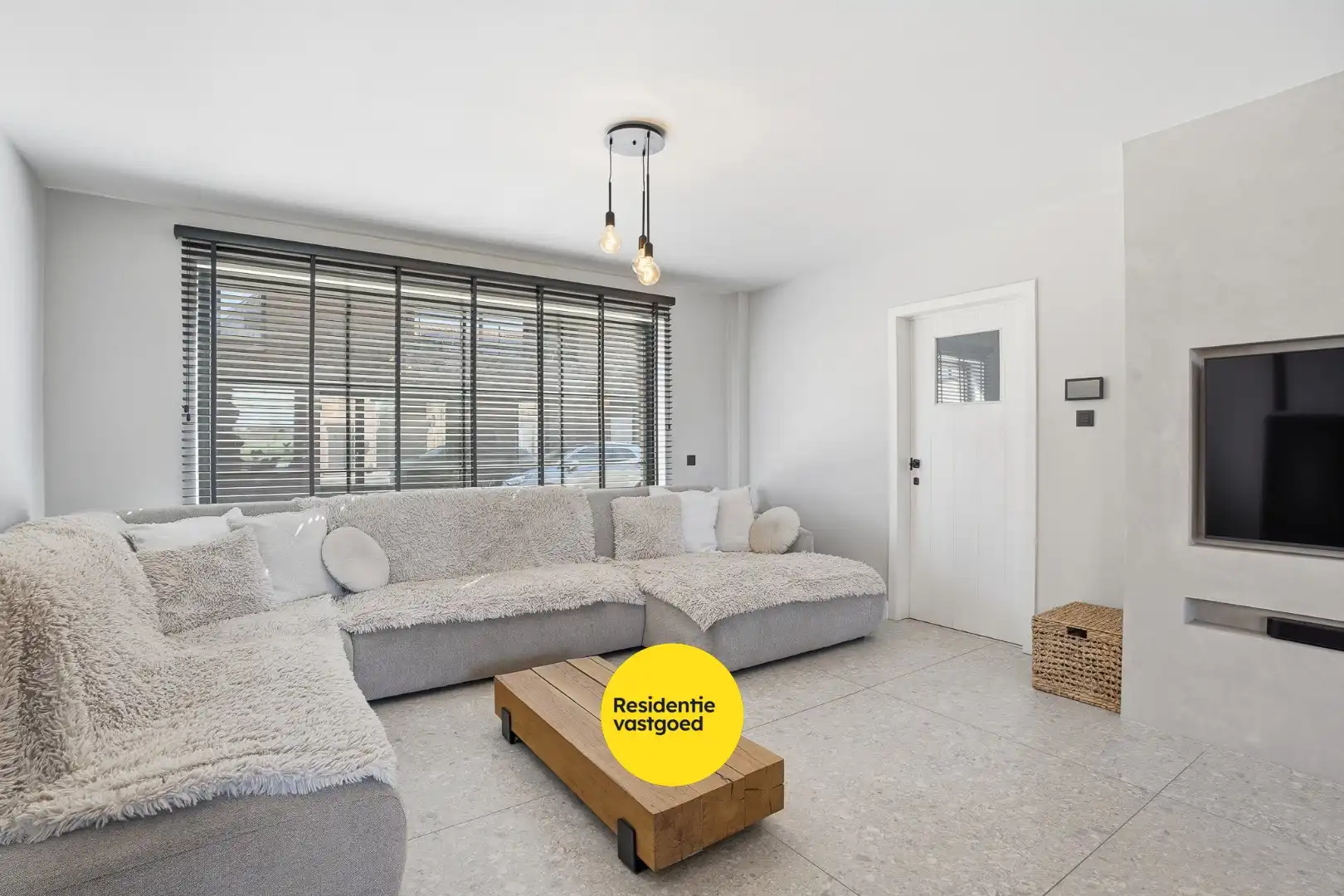 Volledig gerenoveerde alleenstaande woning op toplocatie in Zedelgem foto 6