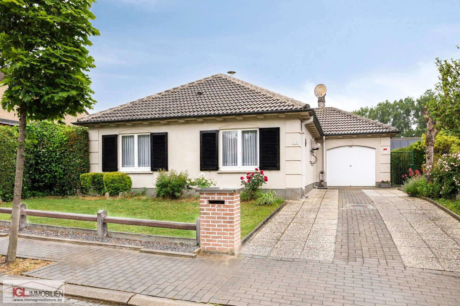 Hoofdfoto van de publicatie: Knap onderhouden bungalow met tuin en garage in Sint-Pieters-Leeuw