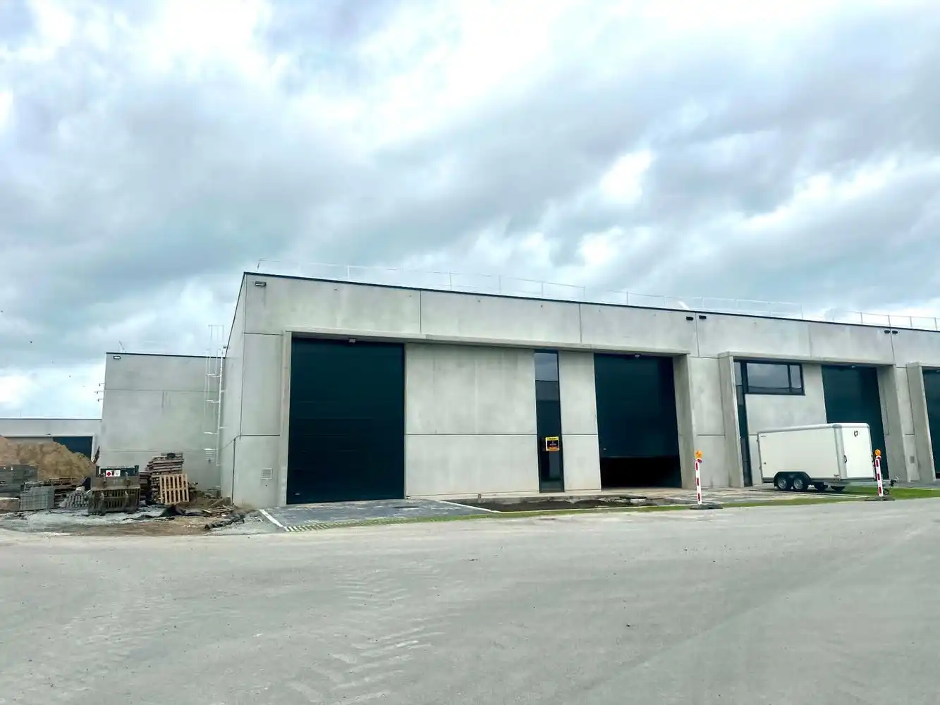 NIEUWBOUW KMO UNIT KMO PARK WILDEBEEK NABIJ E40 INCL. 2 PRIVE PARKINGS foto {{pictureIndex}}