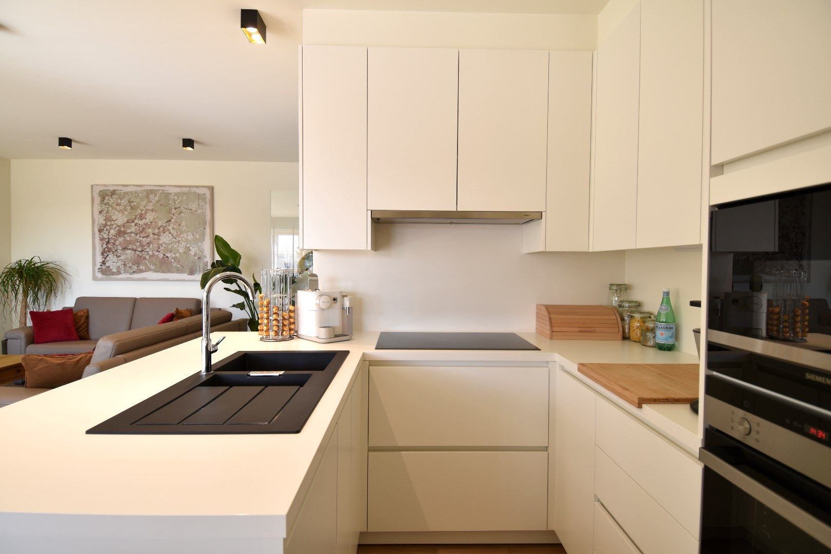 Luxueus afgewerkt 2 slpk appartement met zuidgericht terras te koop in Roeselare foto 3