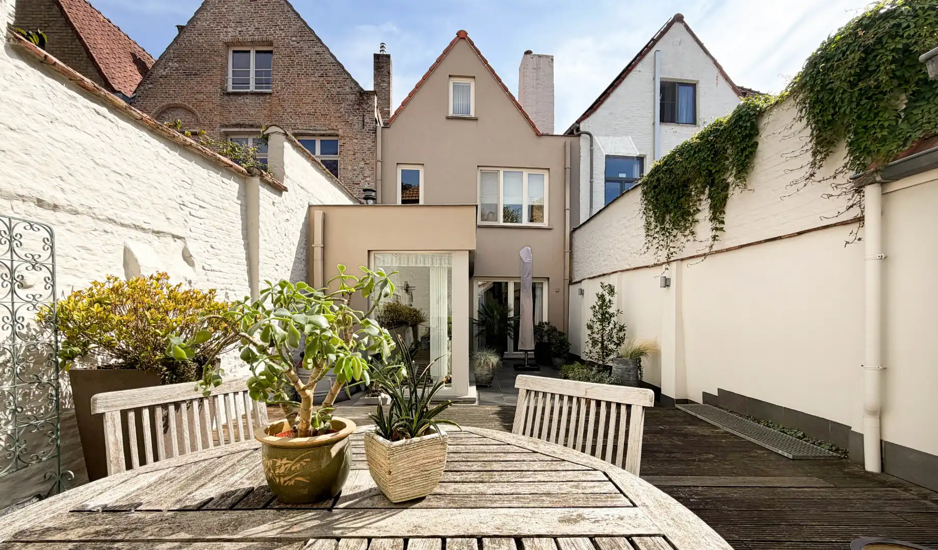 ruime stadswoning, eigentijds ingericht, met zonnige terrastuin op een heel stille centrale locatie foto 3