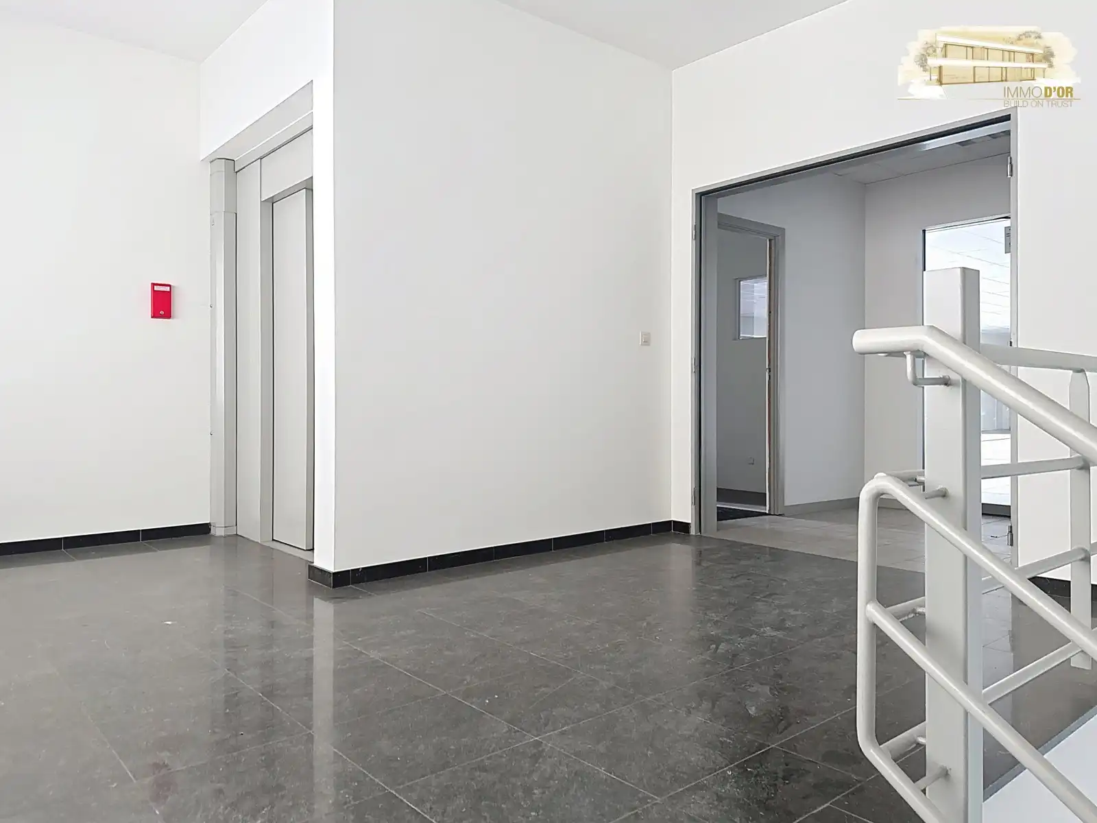 Ruime polyvalente kantoorruimte op topligging in Schoten foto 3