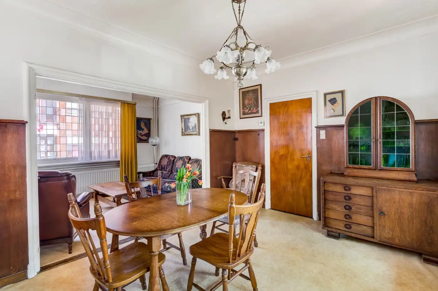 Te renoveren, geklasseerde art deco woning met 3 slpk, ruime zolder en Z-tuin foto 7