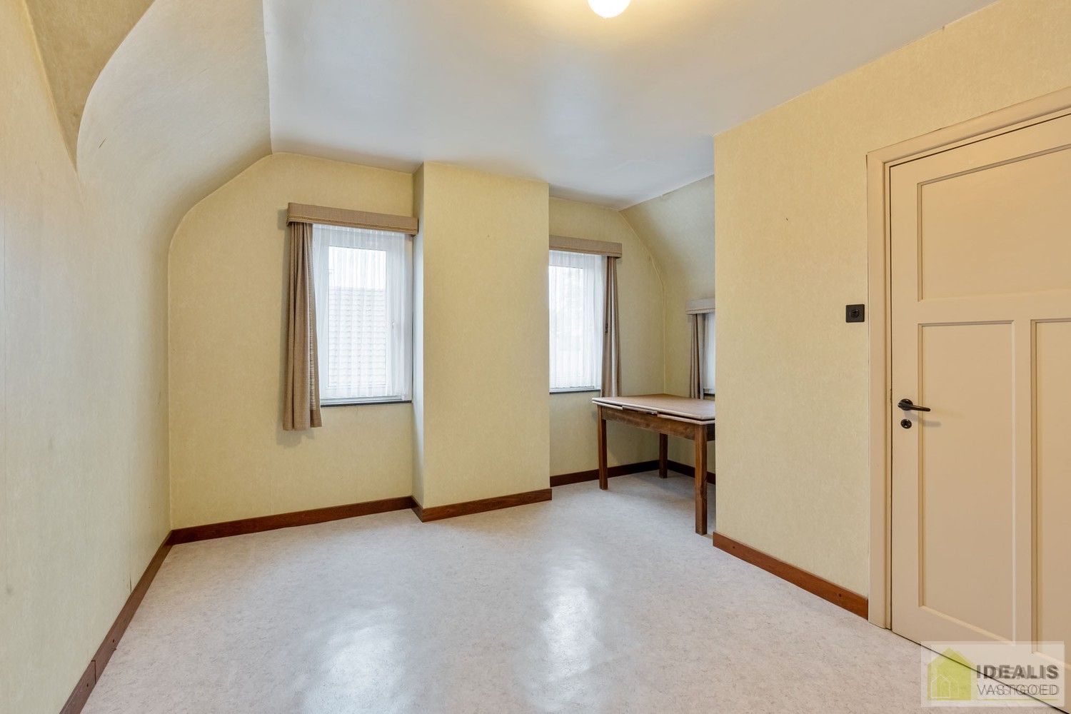 TE RENOVEREN WONING MET EEN RUIME WOONKAMER, KEUKEN MET EETKAMER, 4 AANGENAME SLAAPKAMERS WAARVAN 1 GELIJKVLOERS, BADKAMER, BERGING EN KELDER GELEGEN OP EEN PERCEEL VAN MAAR LIEFST 14A 94CA IN HET GEZELLIGE GROTE-BROGEL (PEER)! De woning omvat ca.150m² netto bewoonbare oppervlakte met op het gelijkvloers een ruime leefruimte, aansluitend keuken met eetkamer, een badkamer, slaapkamer en op de verdieping 3 ruime slaapkamers! De woning is rustig gelegen vlak bij de dorpskern van het gezellige Grote-Brogel en op enkele autominuten verwijderd van de centra van Peer, Kaulille, Bocholt en Bree. Ideaal voor zij die op zoek zijn naar een volledig naar eigen smaak te renoveren woning op een zeer ruim perceel! foto 20