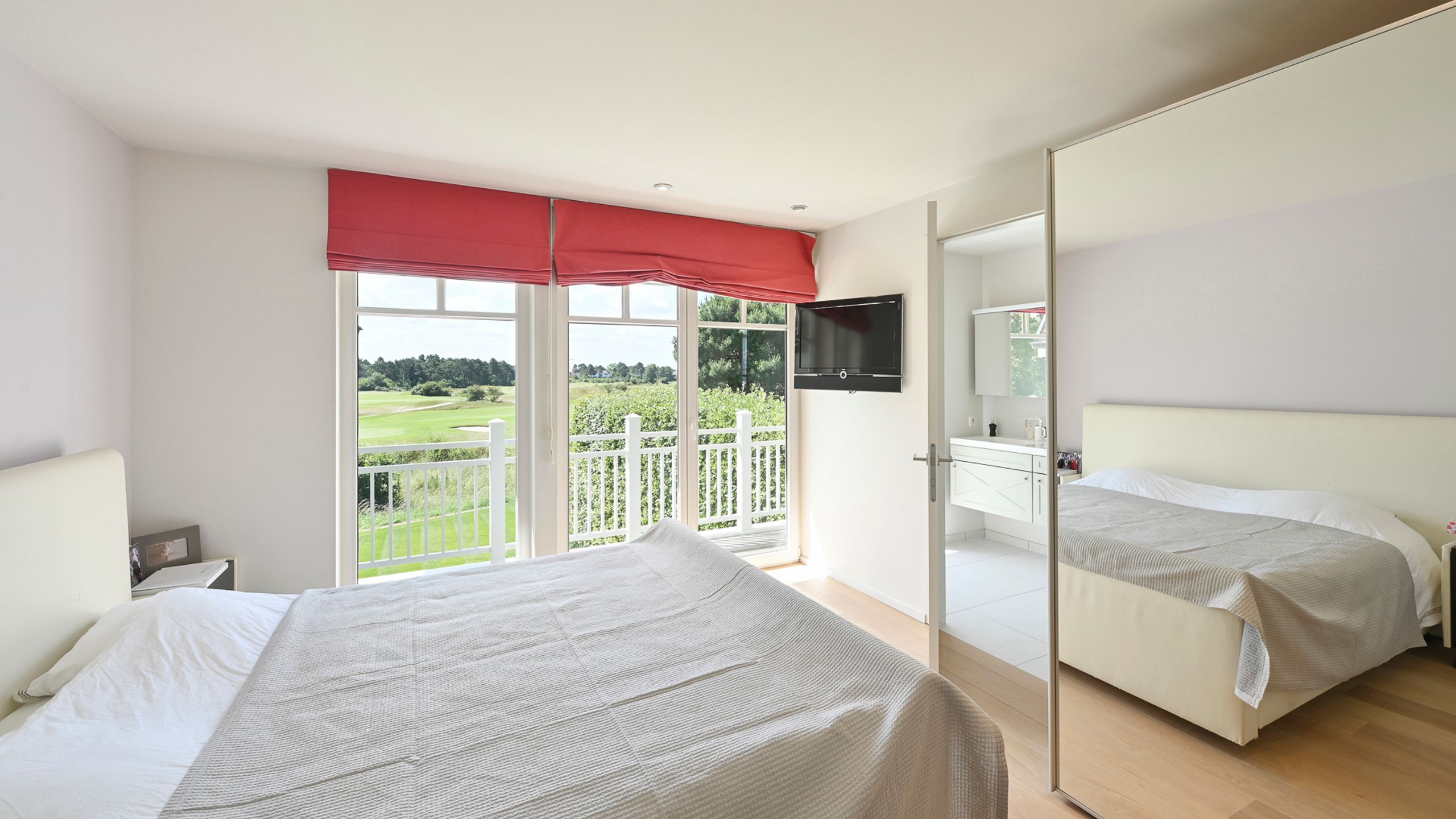 VILLA met panoramisch zicht en unieke ligging aan de golf... foto 21