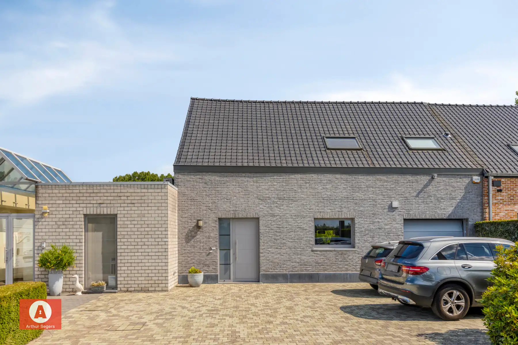 Unieke multifunctionele eigendom (woning met werkplaats) foto 5