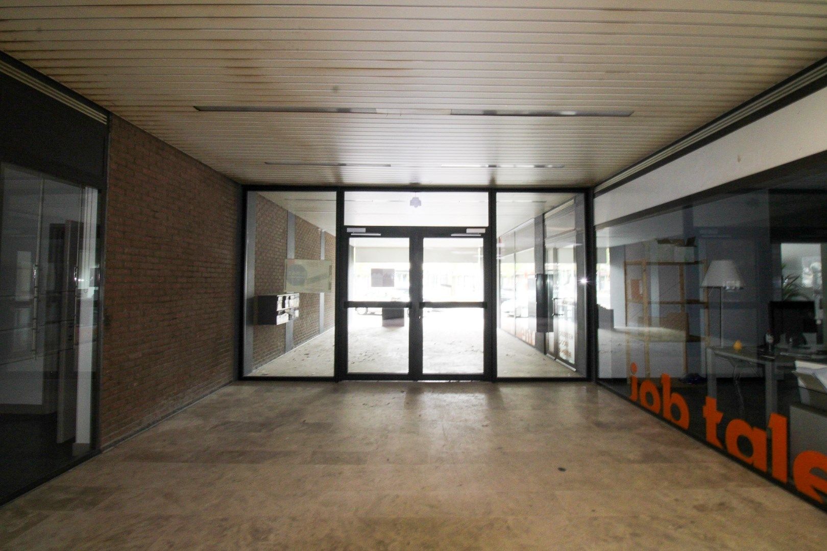 Nieuwe kansen wachten: Veelzijdige kantoor- of handelsruimte te huur in het hart van Sint-Niklaas  foto 13