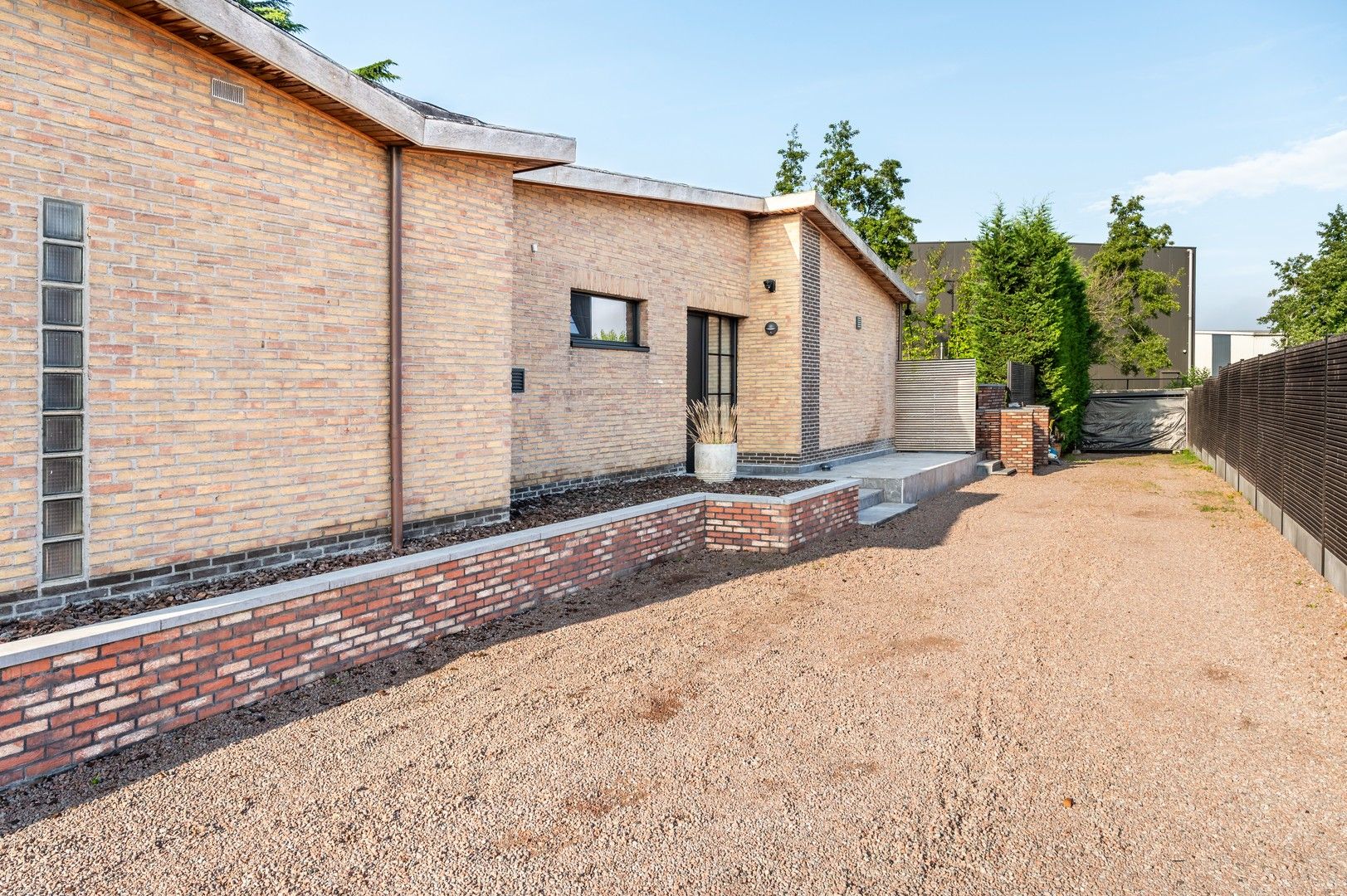Gelijkvloerse villa met zwembad te koop in Zwijndrecht! foto 27