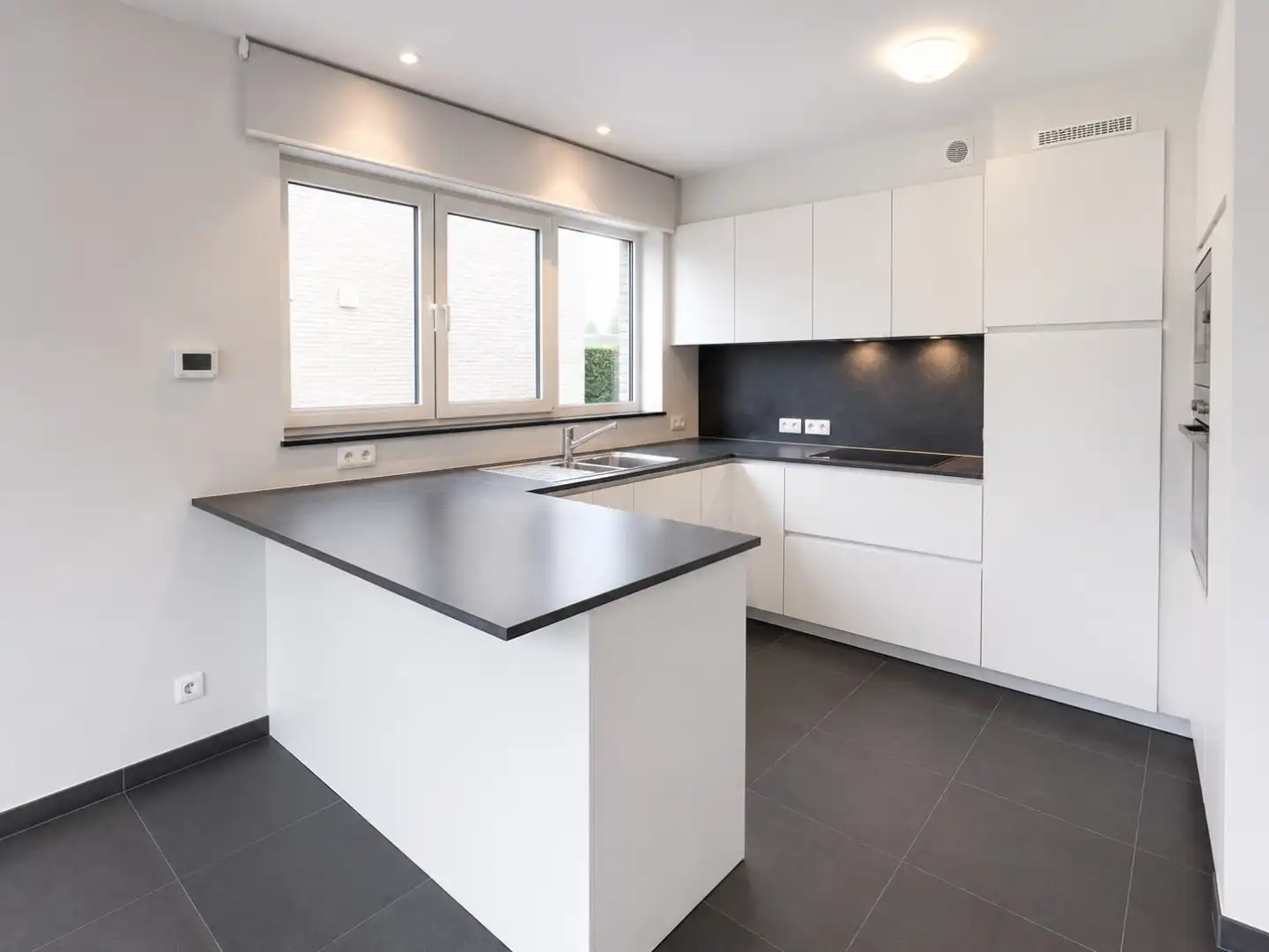Energiezuinig appartement met twee slaapkamers en ruim terras te huur in Evergem foto 5