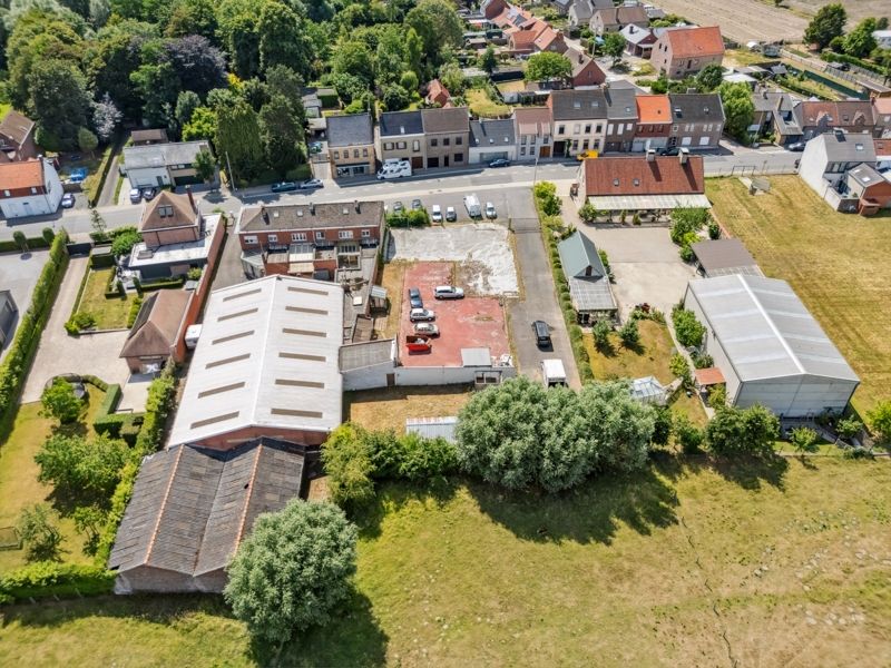 Hooglede-centrum. Prachtig gelegen projectgrond op 2de linie van +/- 2120m2. Ideaal voor de realisatie van stapelwoningen of andere vastgoedontwikkelingen. Aparte in/uitrit. foto 2