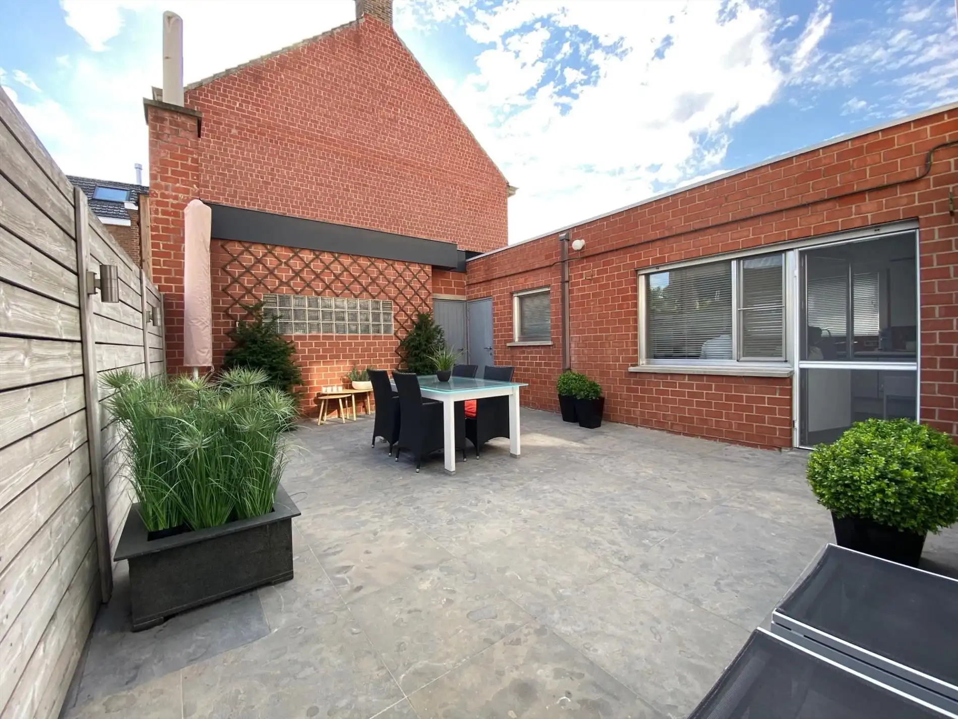 Instapklare hoekwoning met 2 garages 'TE KOOP' te Oeselgem. foto 7