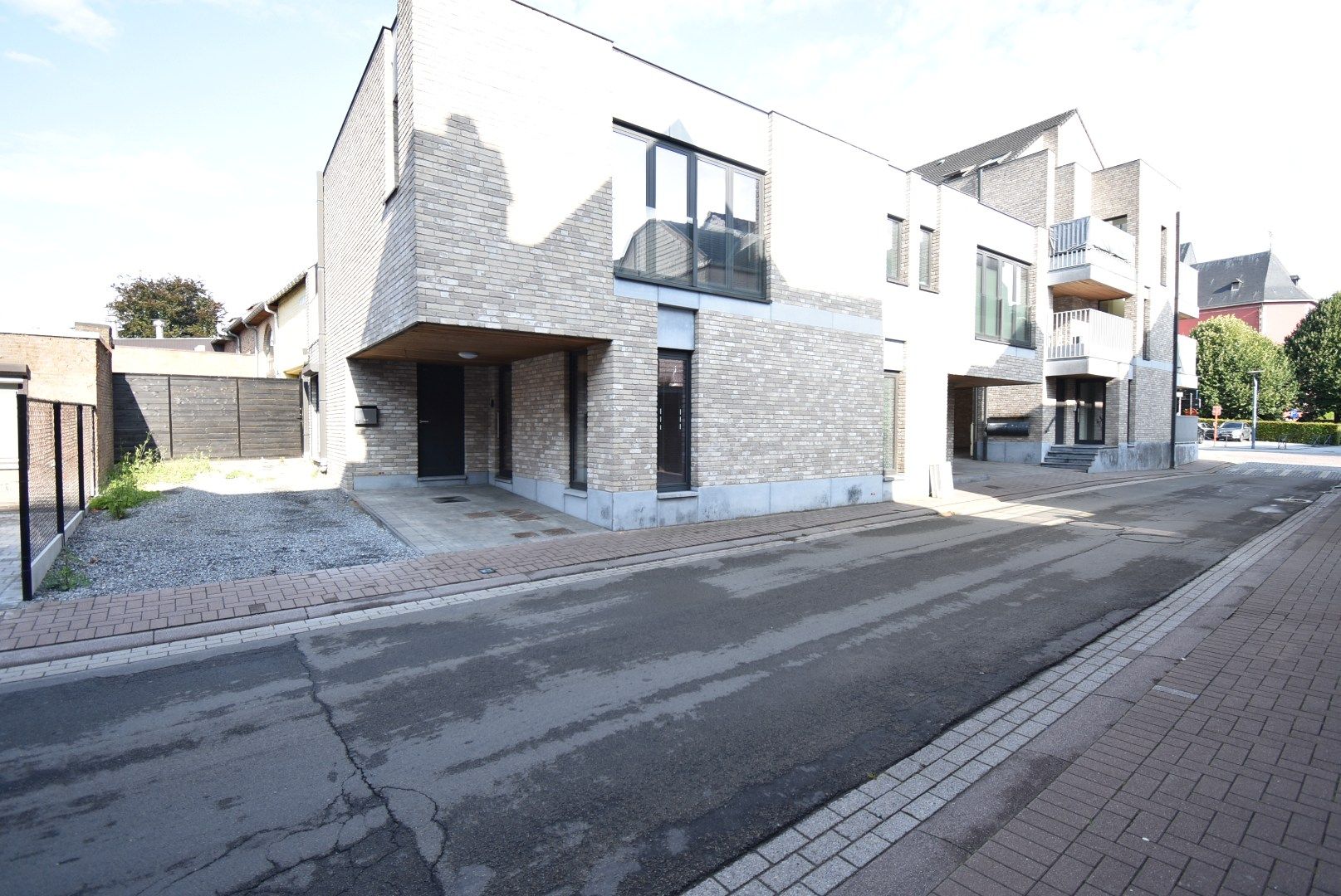 Knap afgewerkt duplexappartement met twee slaapkamers, terras, berging en standplaats vlak aan het dorpsplein van Hoeselt foto 28