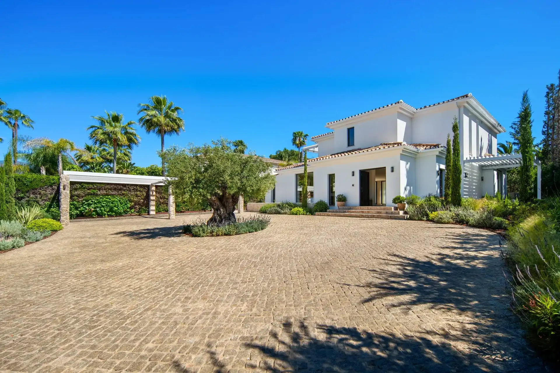 Exclusieve designvilla aan de frontlinie van Las Brisas Golf in Marbella foto 39