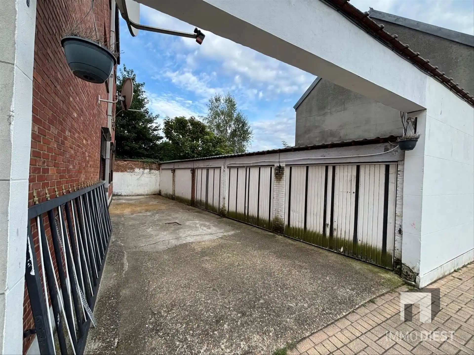 Handelsgelijkvloers met woonst en garages foto 11