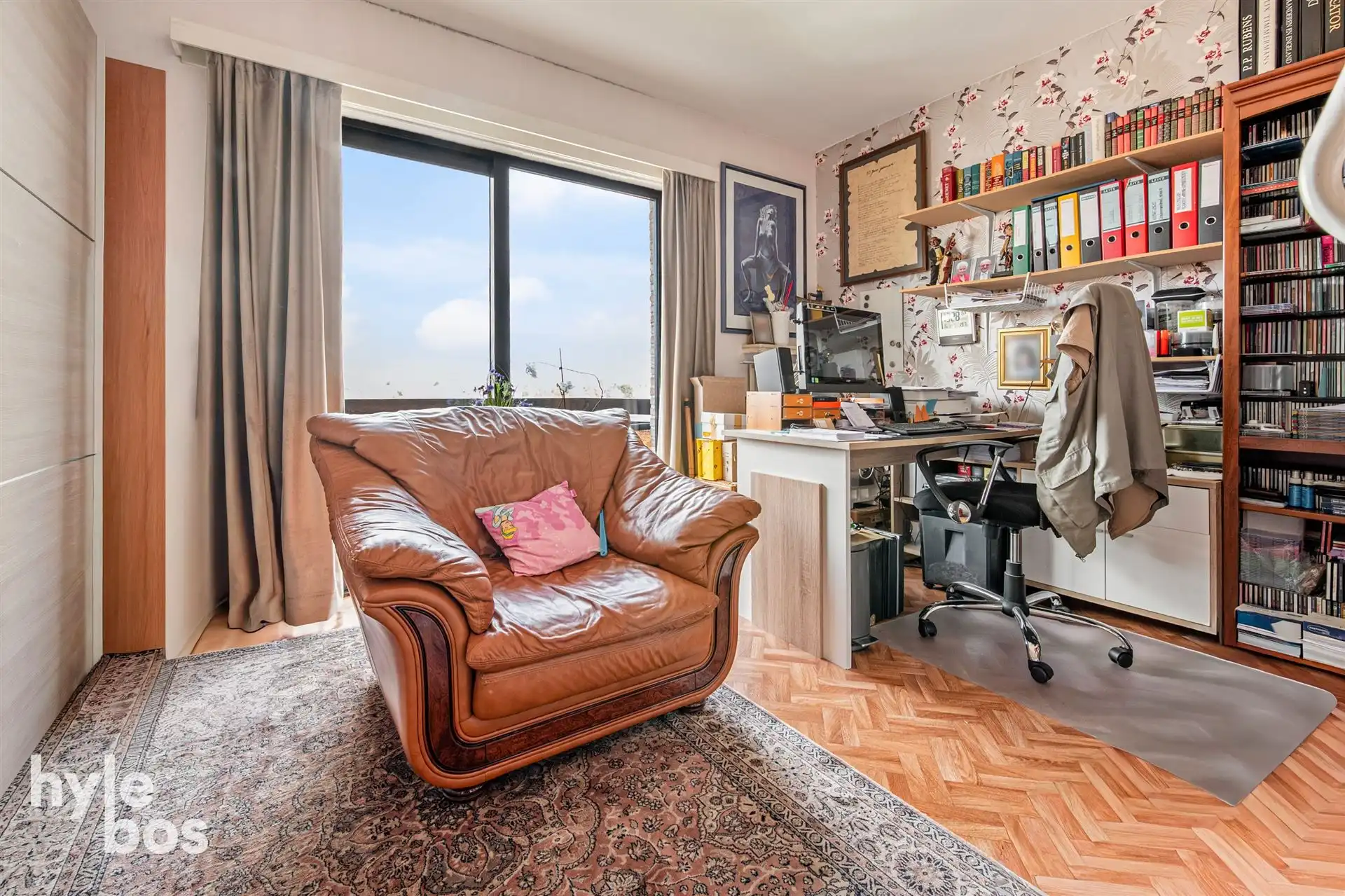 Appartement met veel lichtinval, ruime leefruimte en garagebox foto 21