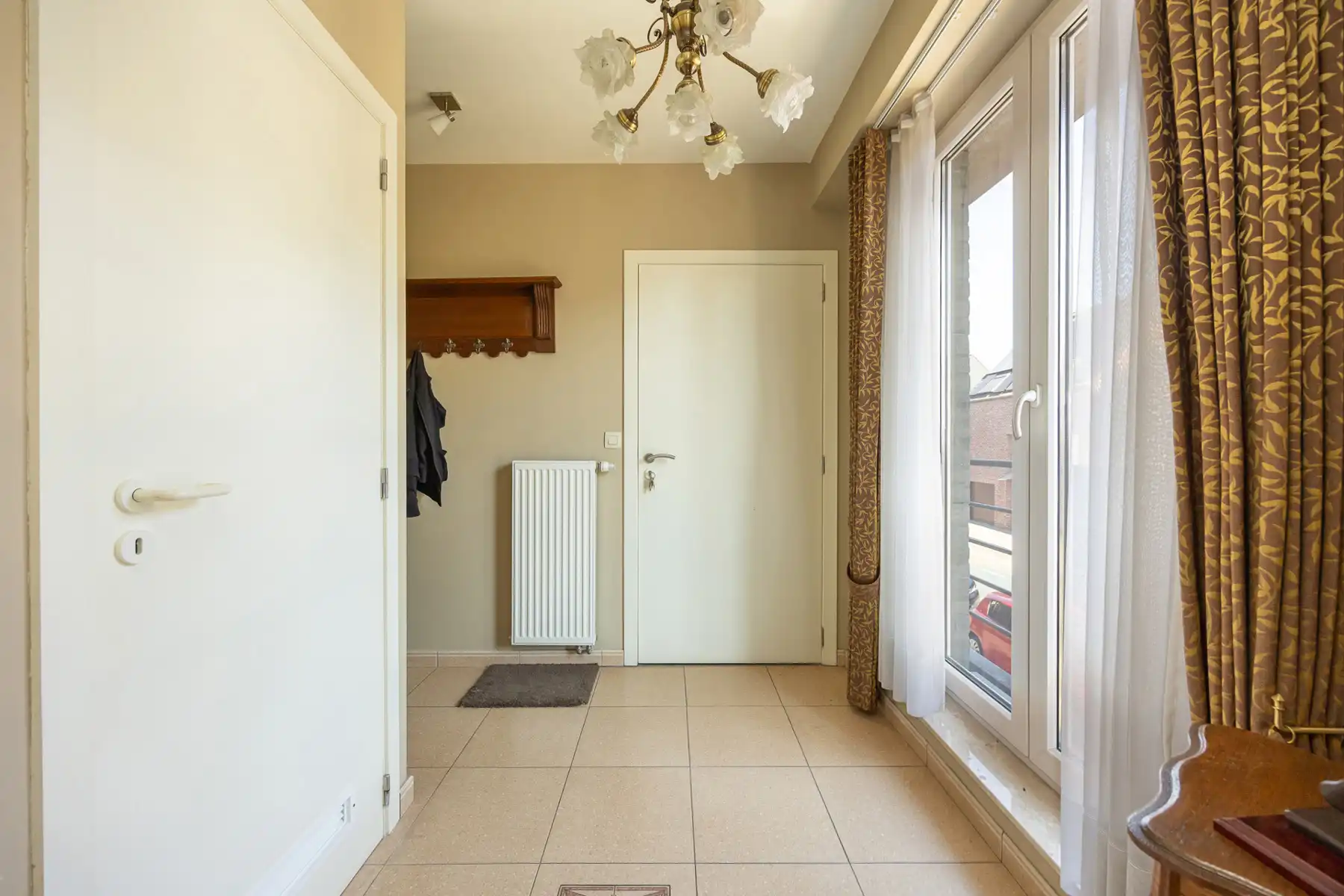 Instapklaar appartement op de 1ste verdieping met 2 slaapkamers, terras en autostaanplaats.  foto 2